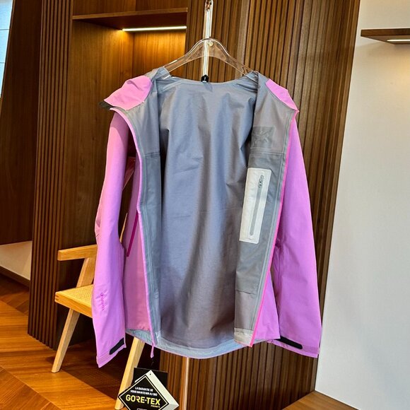 Rose-red Arc'teryx Durable Waterproof Jacket/Ski Suit - Picture 2 of 9